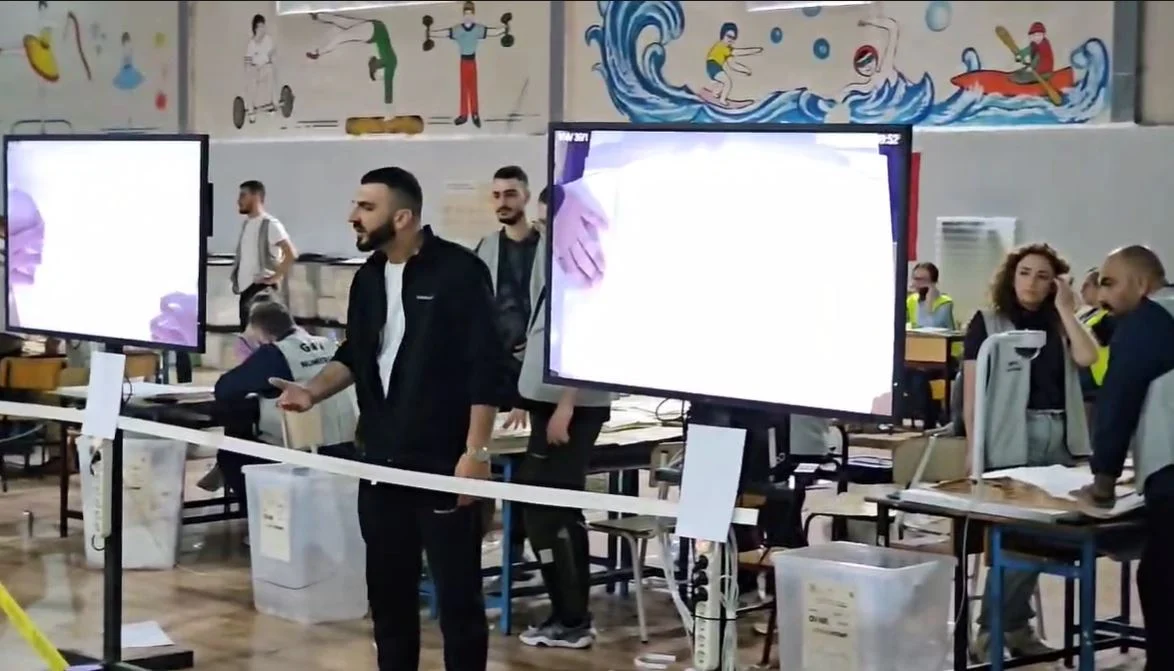 Tensione në qendrën e numërimit në ‘Vasil Shanto’ në Tiranë, ja shkaku
