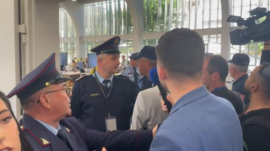 Tensionohet situata te ‘Sami Frashëri’, Policia nxjerr jashtë vëzhguesit dhe mediat