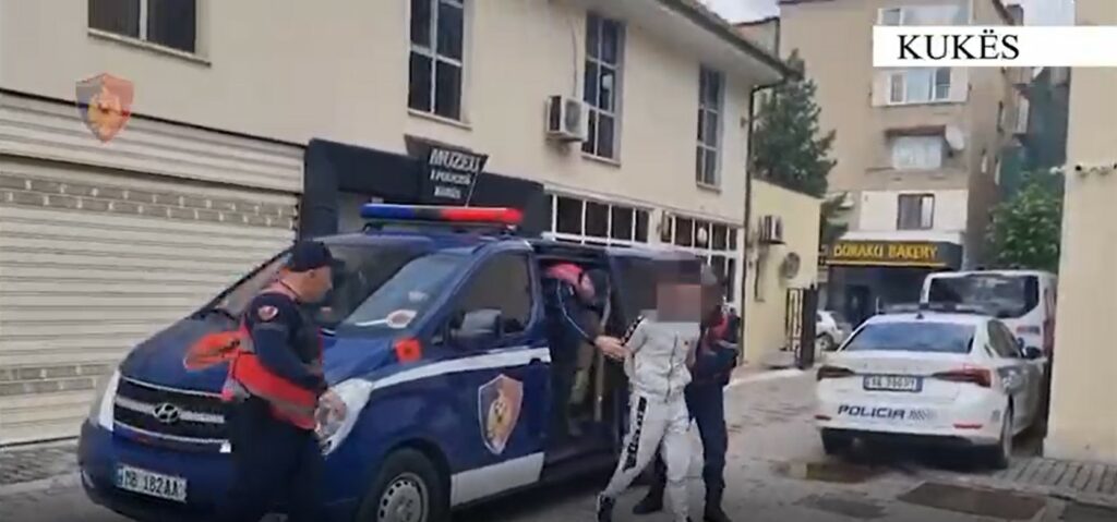 Tentoi të vrasë kushëririn e tij, arrestohet pas një viti në kërkim 32-vjeçari