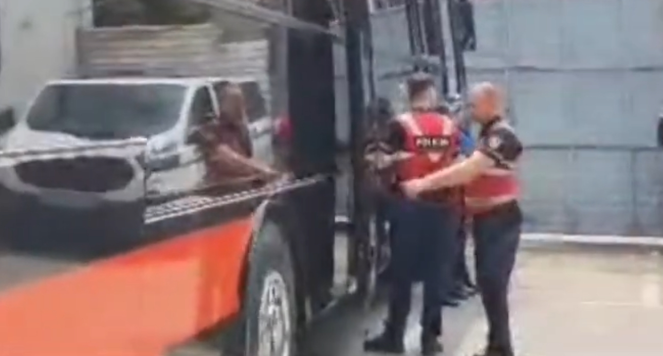 Tentoi të vr!ste fqinjin me sëpatë, kapet kur do hipte në autobusin e Konispolit