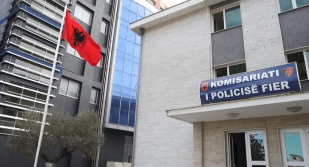 Tentuan të vrisnin me sëpatë 58-vjeçarin në Fier, arrestohet babai, në kërkim i biri