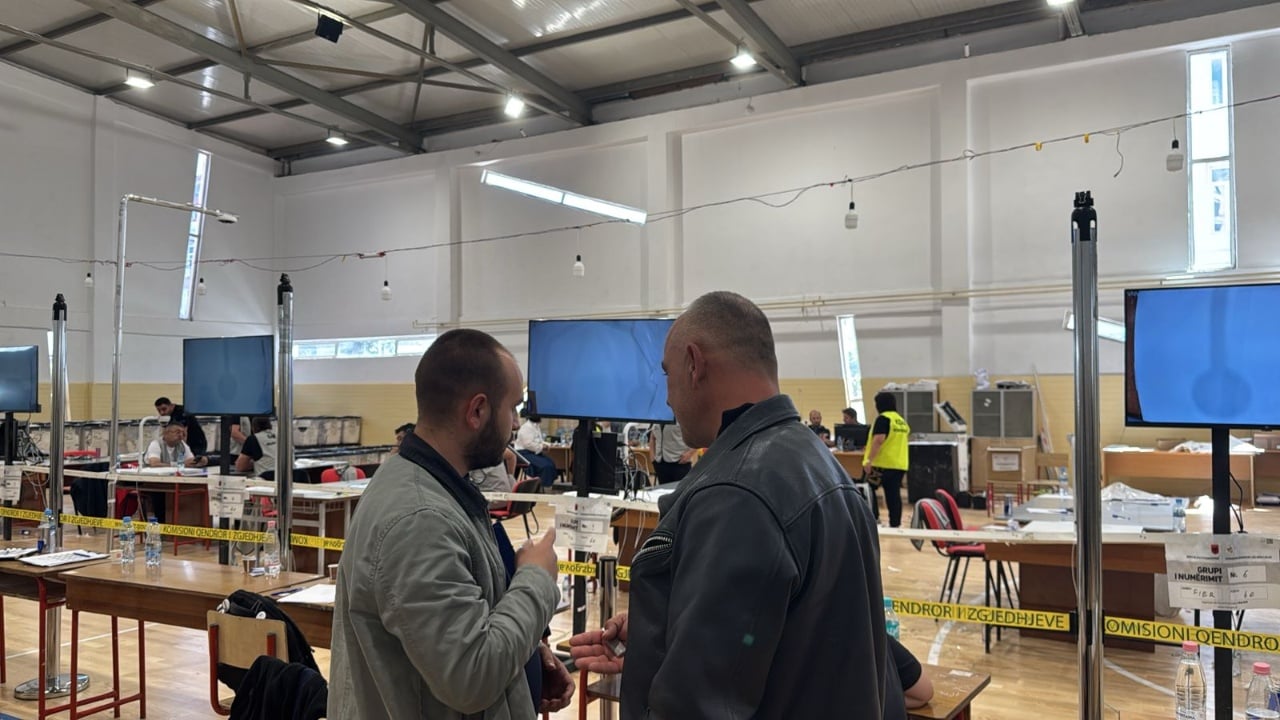 Tërhiqen komisionerët e PD-së në Fier, socialistët kërkojnë të vazhdojë numërimi