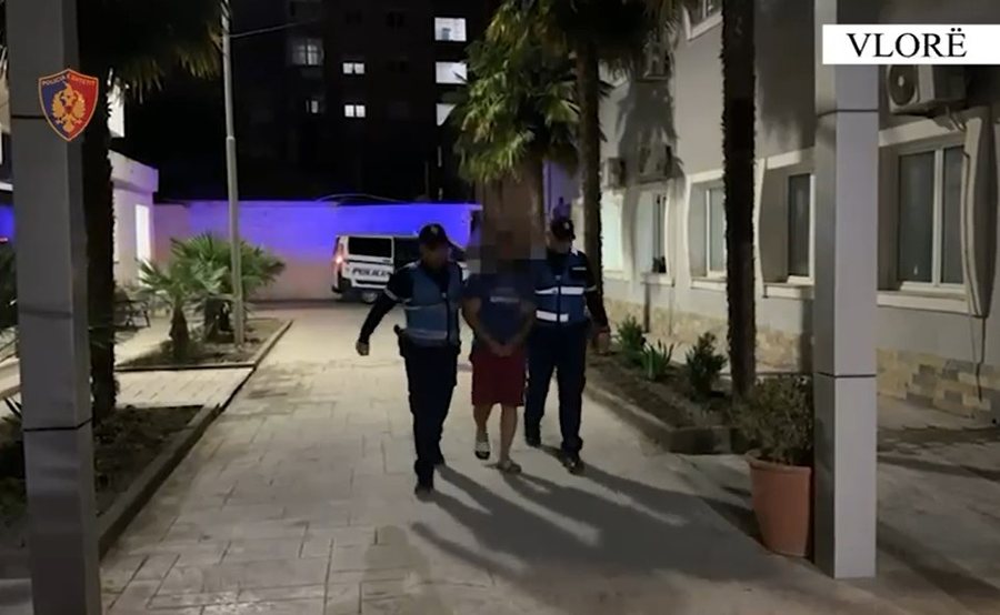 Theu “arrestin e shtëpisë”, goditi me thikë një 34-vjeçar dhe i dëmtoi automjetin, prangoset 28-vjeçari në Vlorë