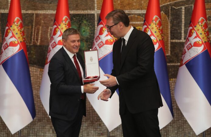 Thirrje nga mitingu në Nish/ Vuçiç ndez sfidën Shqipëri-Serbi: Shkoni dhe mposhtini!