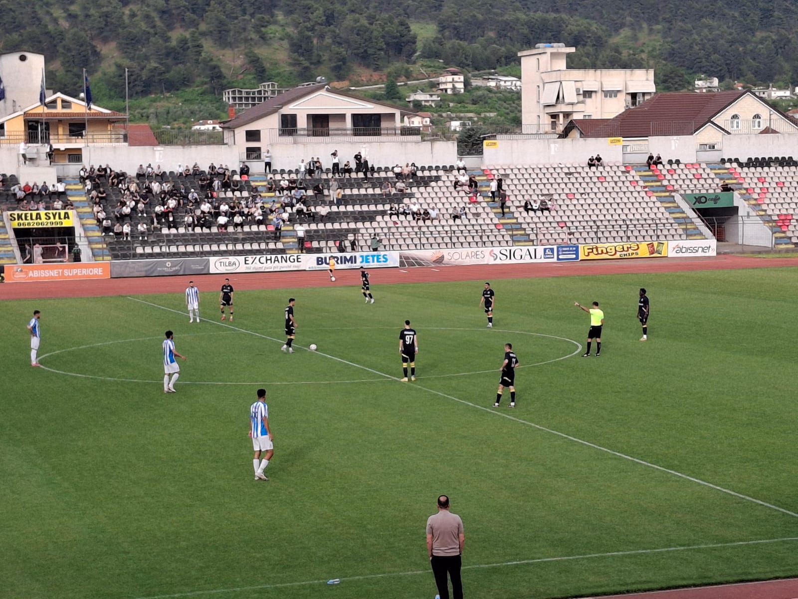 Tirana mbron Superioren me vuajtje…