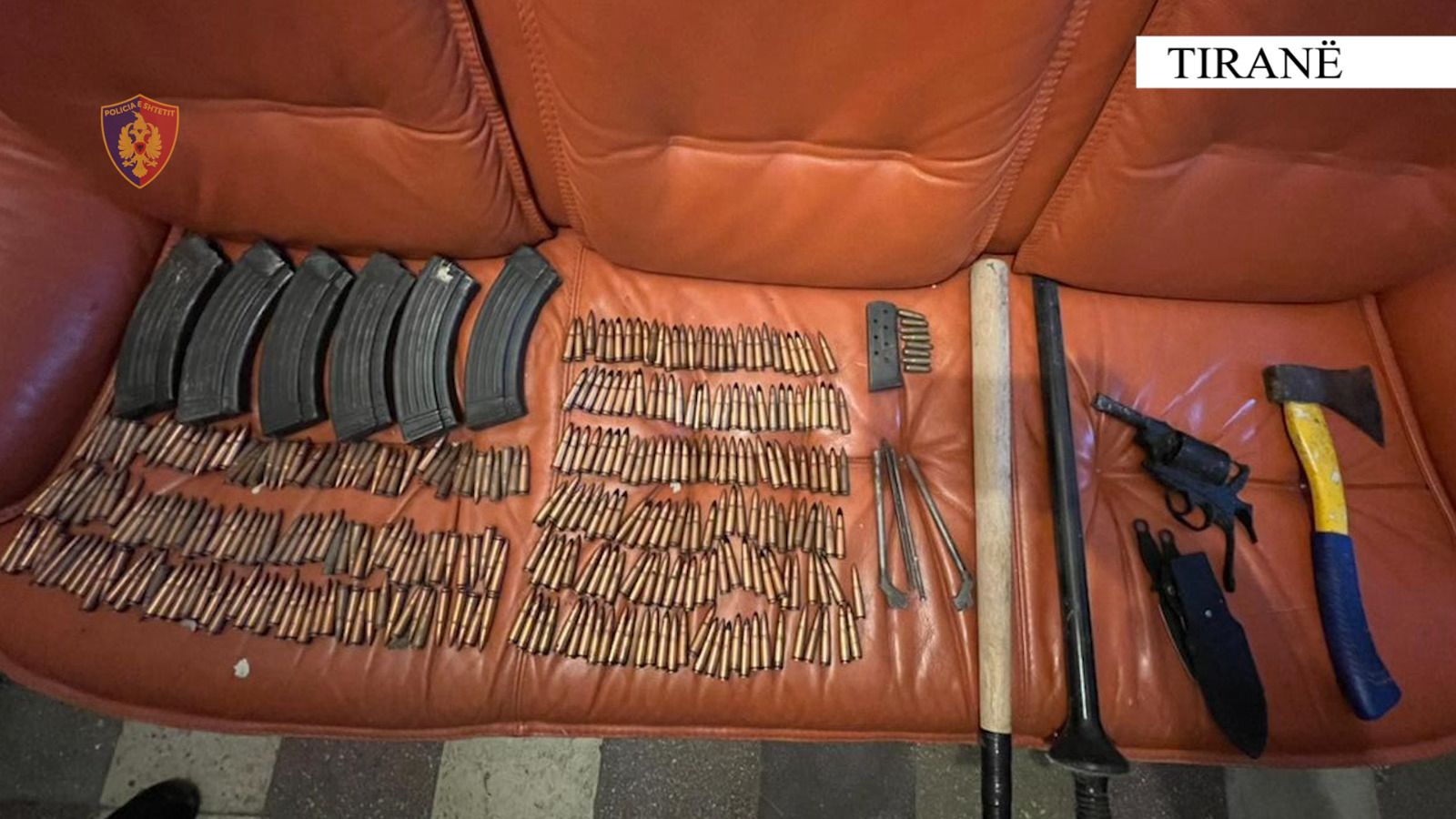 Tiranë/Iu gjetën armë, municione dhe uniforma policie në banesë, pranga 64 vjeçarit