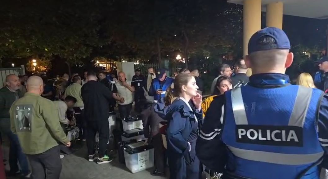 Tiranë/ Nis dorëzimi i kutive të votimit për njësinë nr.5 në shkollën 9-vjeçare “Vasil Shanto”