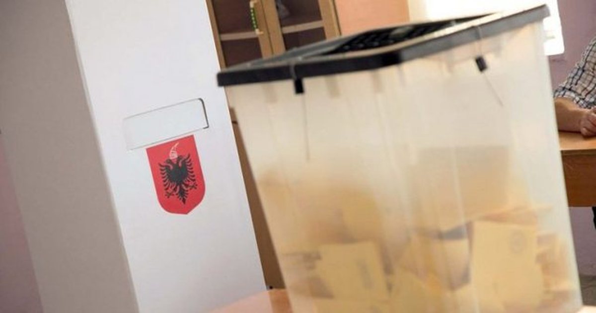 Tjetër rast! Fotografuan fletën e votimit/ Arrestohet 56-vjeçarja, shoqërohen 2 persona në Tiranë