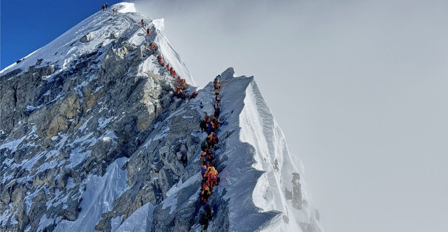 ‘Trafik’ në malin Everest, qindra aplinistë në radhë për të arritur në majën më të lartë në botë