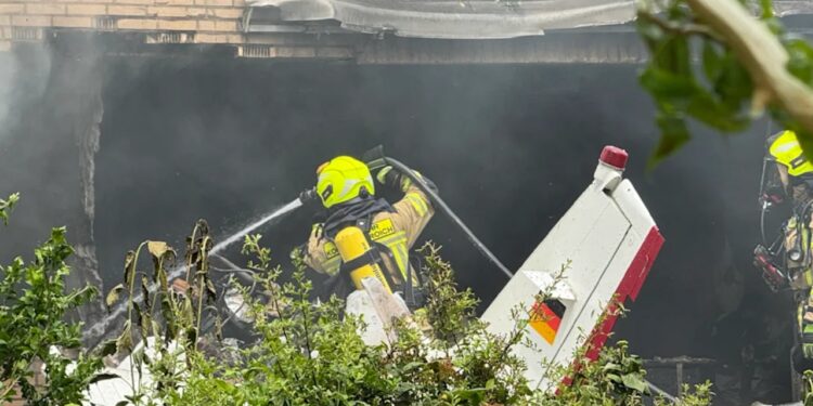 Tragjike në Gjermani! Avioni privat përplaset me një ndërtesë, dy persona humbin jetën