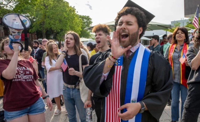“Trump, je tradhtar”/ Pezullimi i vizave studentore, shpërthejnë protestat në SHBA