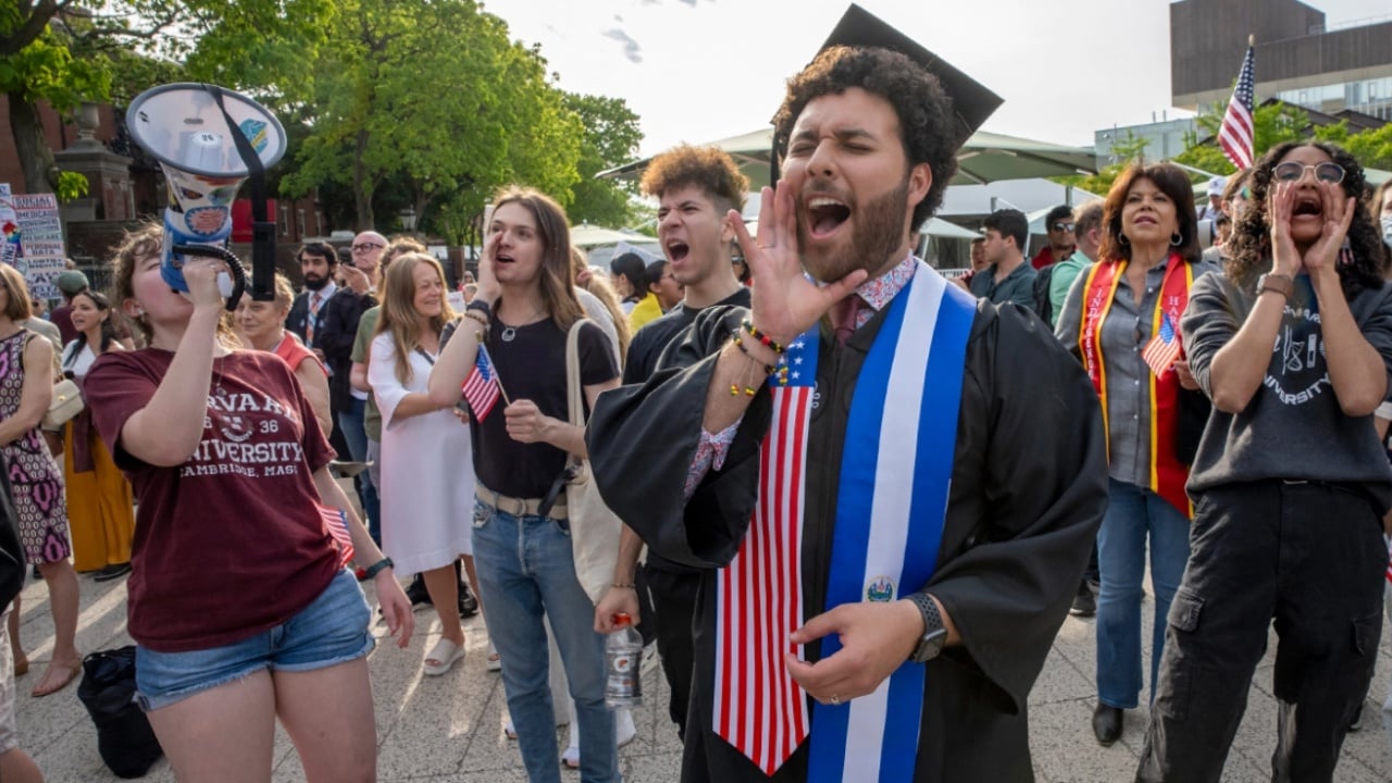 “Trump, je tradhtar”/ Shpërthejnë protestat në SHBA, studentët dalin kundër presidentit amerikan për pezullimin e vizave studentore
