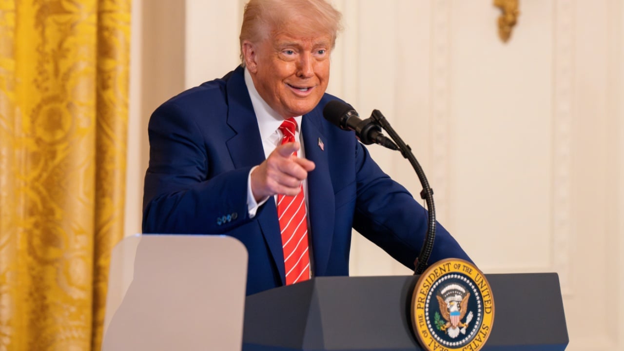 Trump për politikën e tij tarifore: Amerika duhet të prodhojnë tanke, jo bluza dhe çorape!