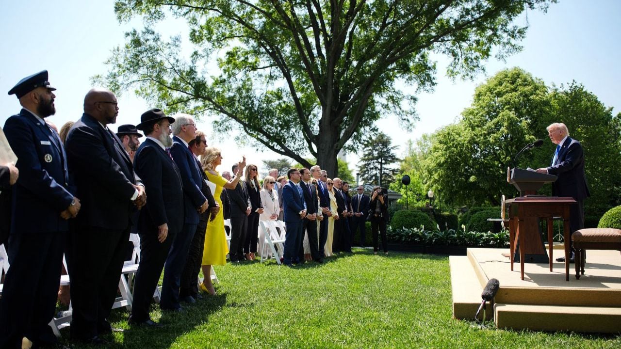 Trump përgëzon Sekretarin e Mbrojtjes pas thirrjeve për shkarkim nga demokratët: Po bën një punë të shkëlqyer