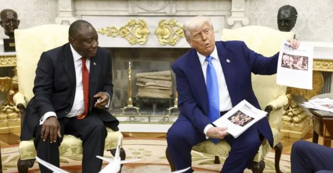 Trump “pritë” presidentit afrikan, i shfaq video që pretendojnë “gjenocid” ndaj të bardhëve