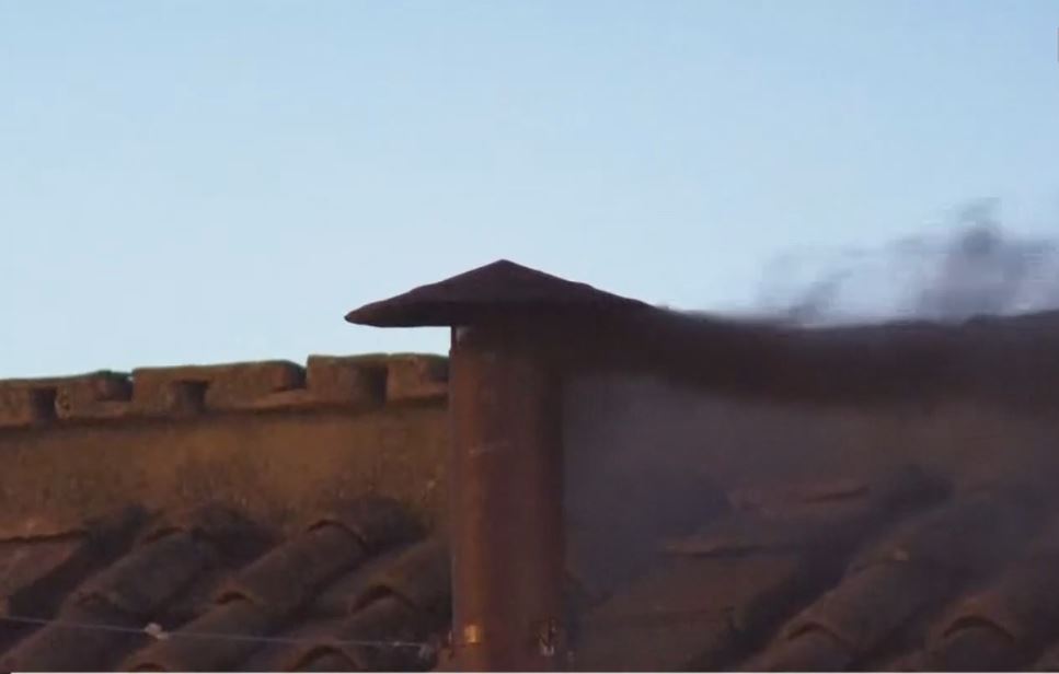 Tym i zi nga oxhaku i Kapeles Sistine,dështon përpjekja e parë për zgjedhjen e Papës