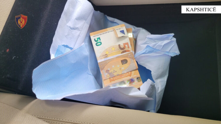 U kap me mbi 30 mijë euro të padeklaruara, procedohet 66-vjeçari në Korçë