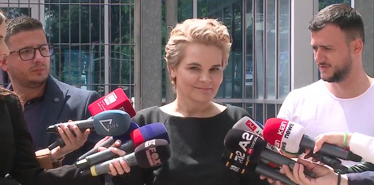 U paraqit në SPAK e veshur me të zeza/ Kryemadhi zbulon arsyen se pse zgjodhi këtë ngjyrë: Mendoj se më tregon shumë…