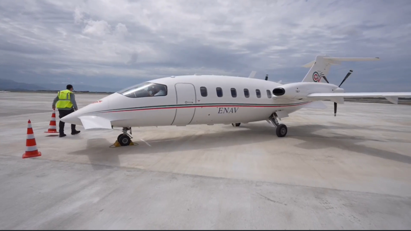 Ulet avioni i parë në pistën e Aeroportit të ri të Vlorës (VLO)