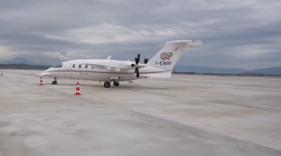 Ulja e parë e një avioni në areoportin e ri të Vlorës, por ç’bëhet me Kukësin, ku firoi Air Albania?