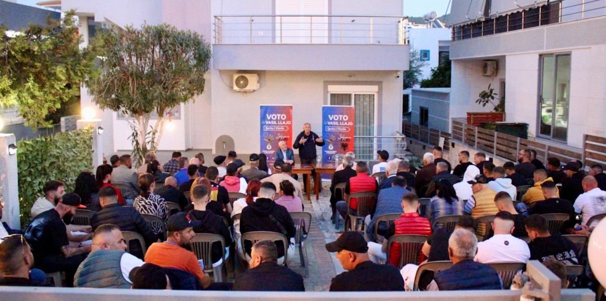 Vasil Llajo takim me banorët në Ksamil: Më shumë investime në infrastrukturë