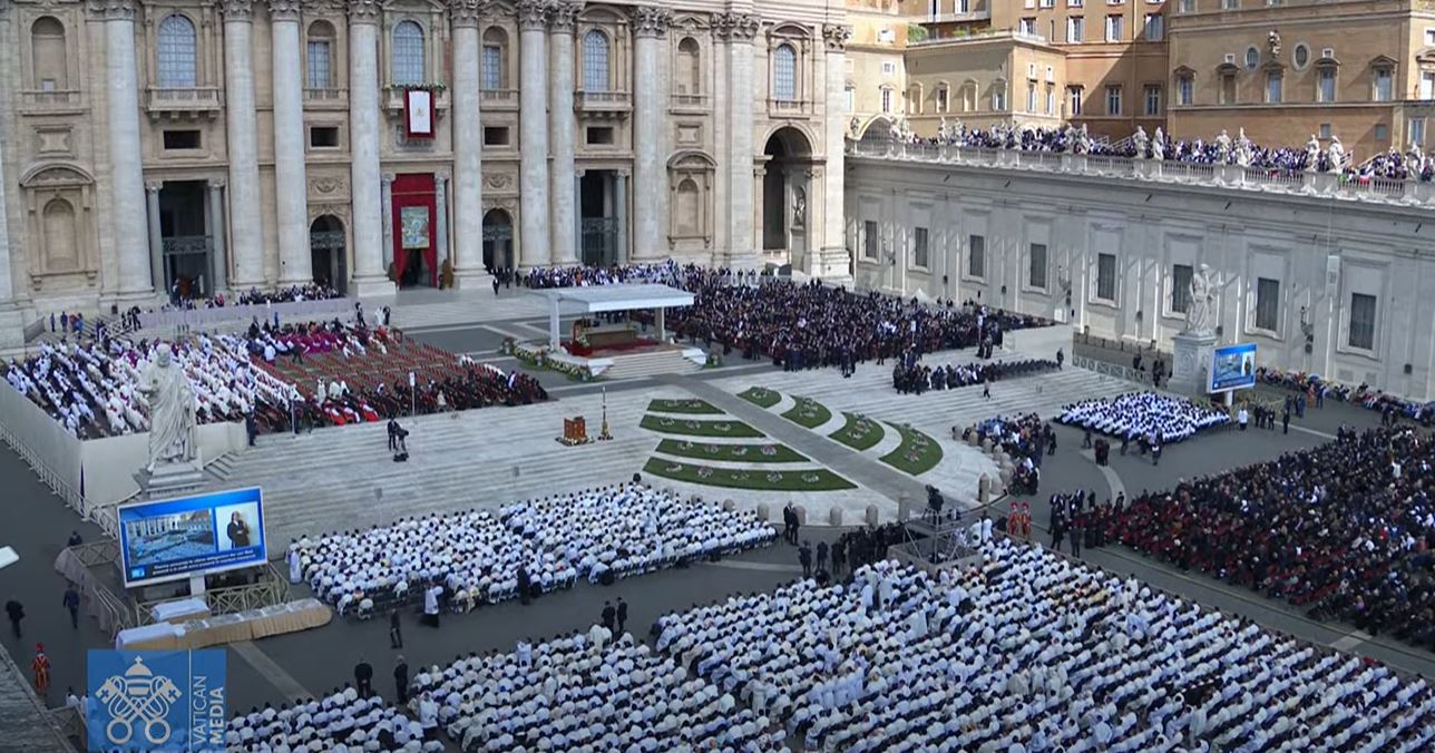 Vatikan/ Mijëra besimtarë në shesh, nis ceremonia e Përurimit të Papa Leo XIV