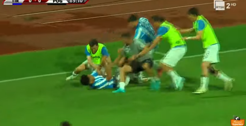 Vërshëllima e arbitrit çliron bardheblutë, një autogol në fund të ndeshjes mban Tiranën në “Abissnet Superiore”