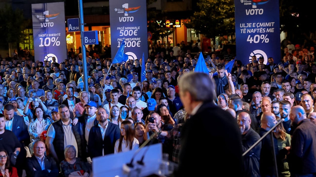 “Vetëm në 100 ditë do t’ia nxjerrim çdo vatre shqiptare varfërinë e skajshme”, Berisha nga Elbasani: Shqipëria u mbulua nga droga dhe krimi…