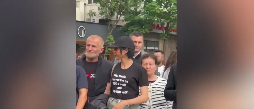 VIDEO/ Alma Kaçi e videoskandalit me Gjicin në protestën e PD-së