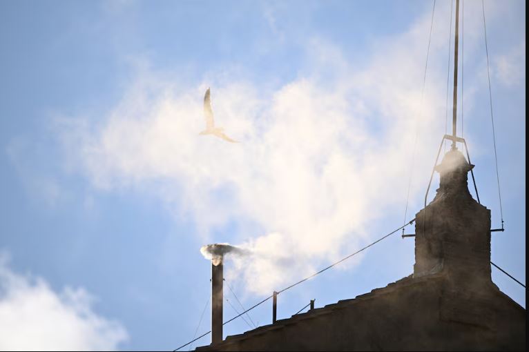 VIDEO/ Del tym i bardhë nga Vatikani, zgjidhet Papa i ri. 40 mijë besimtarë ndodhen në sheshin Shën Pjetër