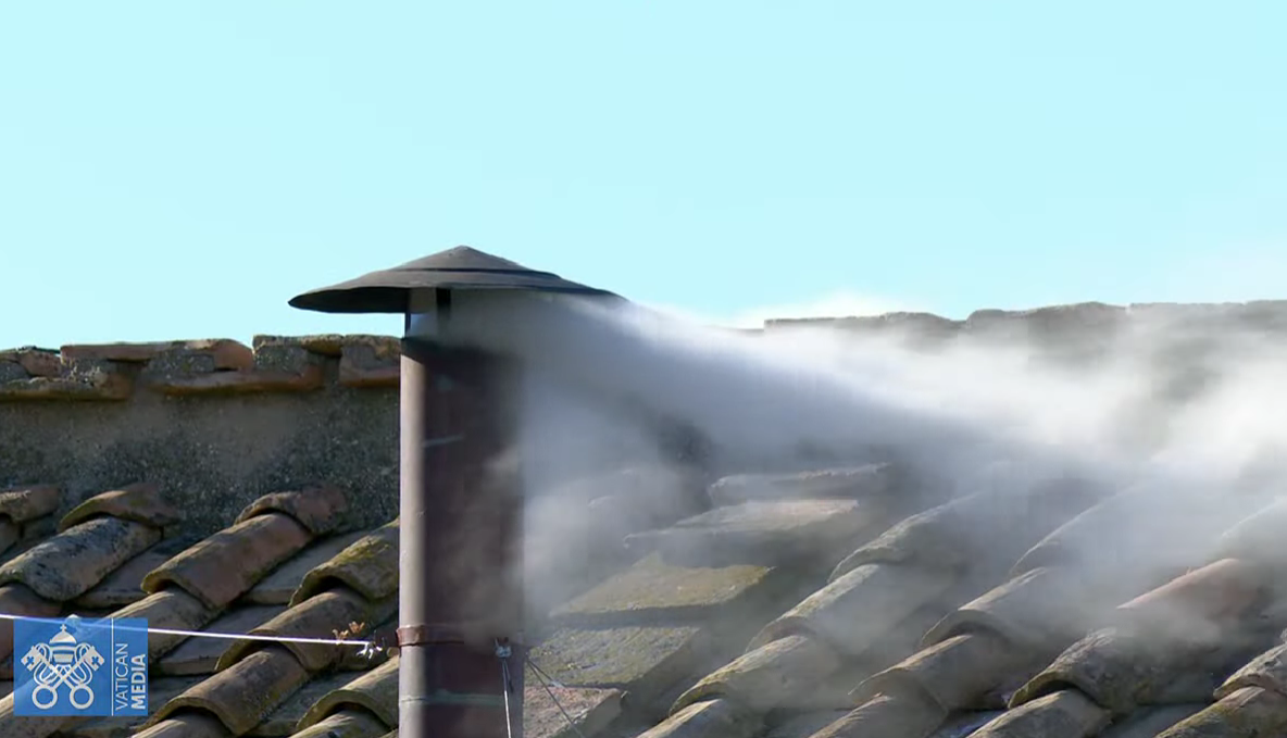 VIDEO/ Del tym i bardhë nga Vatikani, zgjidhet Papa i ri