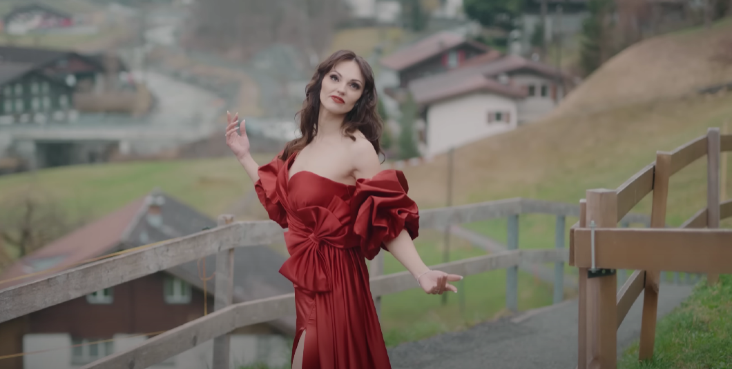 VIDEO/ Edona Hossli s’ka të ndalur, publikon projektin e ri me titull “Pse”