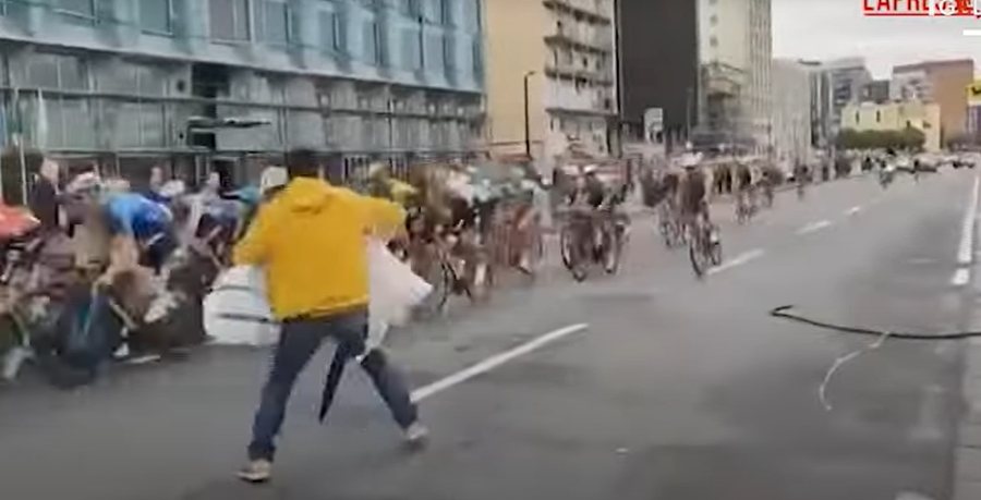 VIDEO/ Kaos në Giro d’Italia, një protestues futet mes çiklistëve për të penguar garën