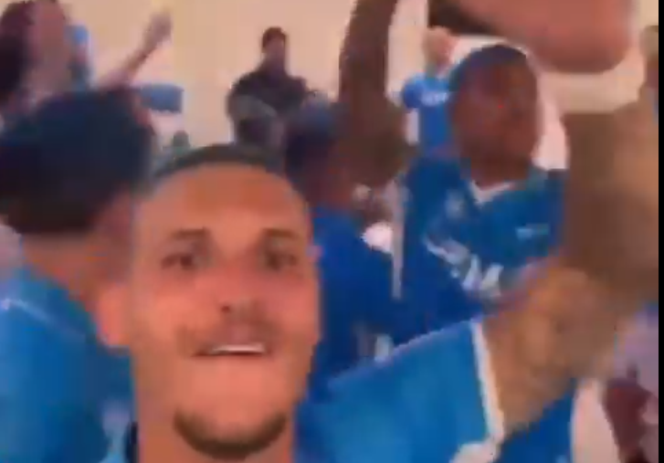 VIDEO/ Lojtarët e Napolit tallen me Interin në festën e titullit kampion, nisin t’i këndojnë emrin që do t’u kujtohet edhe në ëndërr 