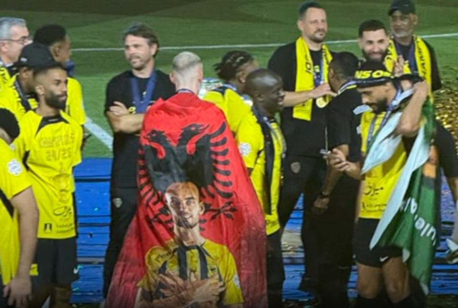VIDEO/ Me flamurin e Shqipërisë dhe veten duke bërë shqiponjën, kështu e festoi titullin Mario Mitaj te Al Ittihad