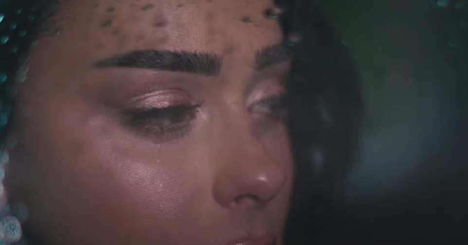 VIDEO/ ”Nuk ta fal ç’ka m’bone”, Egli Tako publikon këngën ”Jetë”