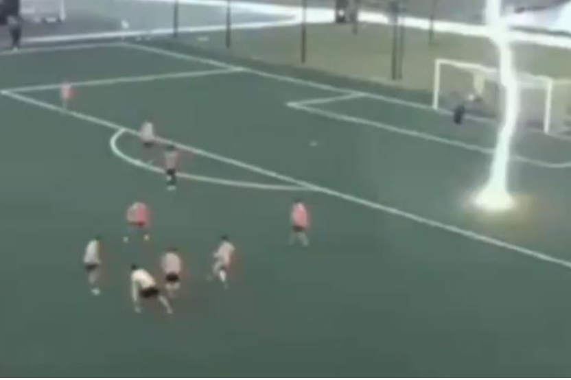 VIDEO/ Pamje horror nga stërvitja e moshave të Fiorentinës, rrufeja bie në fushë, bien disa prej lojtarëve