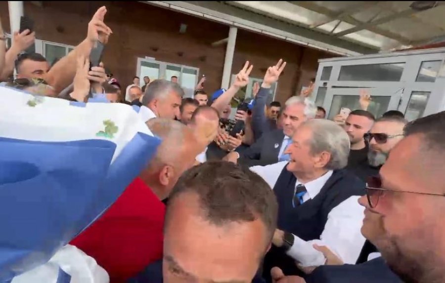 VIDEO/ Plot me entuziazëm, qindra banorë të Tropojës e presin kryetari e PD-së Sali Berisha që në doganë