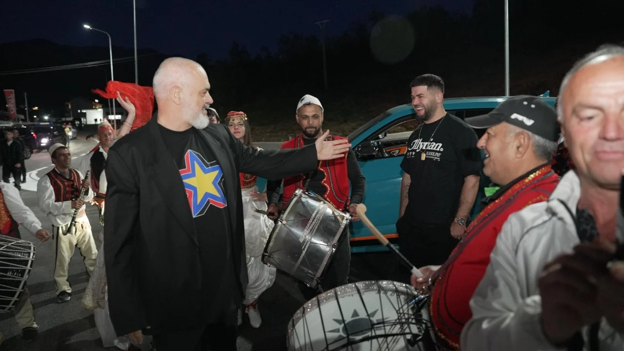 VIDEO/ Rama dhe Noizy i bien tupanit në rrugën e re Maqellarë-Peshkopi!