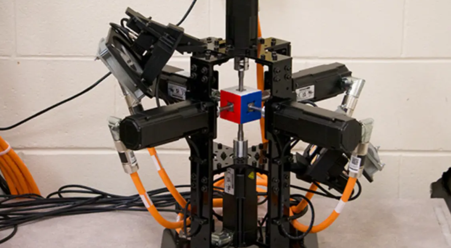 VIDEO/ Rekord Guinness, Roboti zgjidh kubin e Rubikut sa hap e mbyll sytë