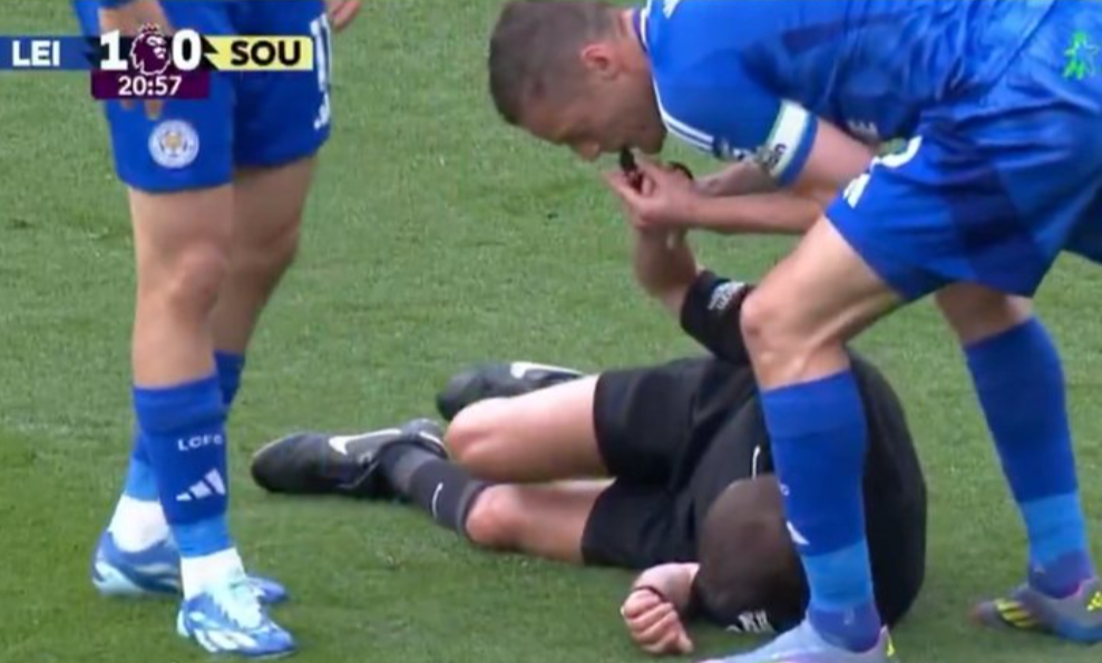 VIDEO/ Skena komike e vitit vjen nga Premier League! Gjyqtari dëmtohet dhe bie në fushë, Jamie Vardy i merr bilbin për të vërshëllyer 