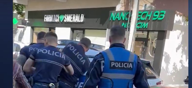 VIDEO/ Skena si në filma në mes të Tiranës! Një person përplas makinën e policisë, momenti kur neutralizohet!