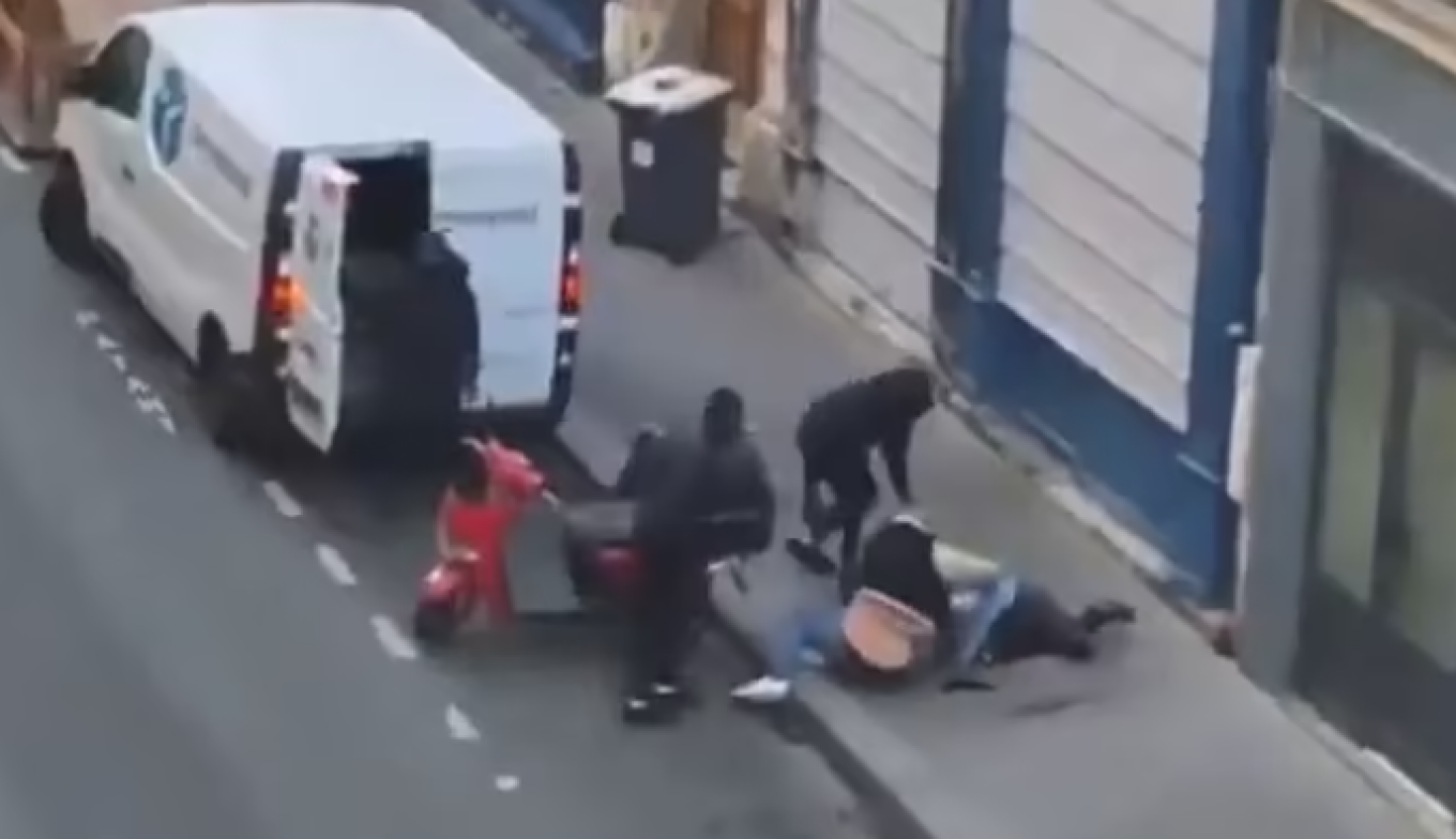 VIDEO/ Tronditet Parisi, vajza e shefit të kriptomonedhave tentohet të grabitet në mes të rrugës