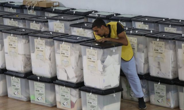 Video – Vëzhguesi godet me grusht kryetarin e KZAZ në Kashar, ndërpritet numërimi