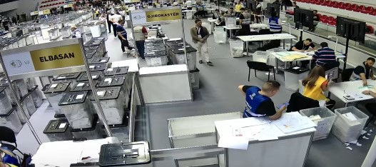 Vijon numërimi i votave preferenciale në Tiranë, garë e ashpër në PS dhe PD