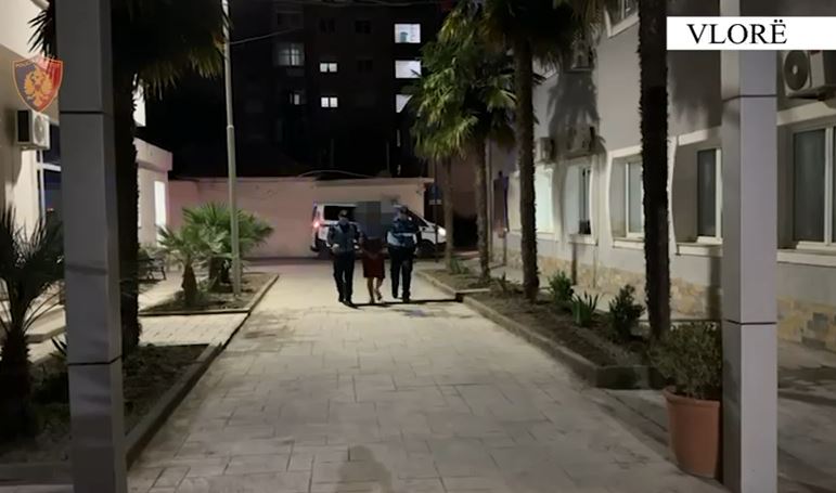 Vlorë/ Theu arrestin e shtëpisë dhe goditi me thikë një 34-vjeçar, arrestohet i riu