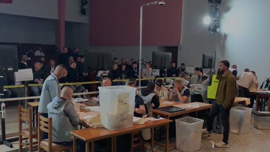 Votat preferenciale në Tiranë, kryesojnë Gonxhja, Xhafaj, Alimehmeti dhe Tabaku. Jashtë Kuvendit Majko, Meta, Idrizi dhe Qori