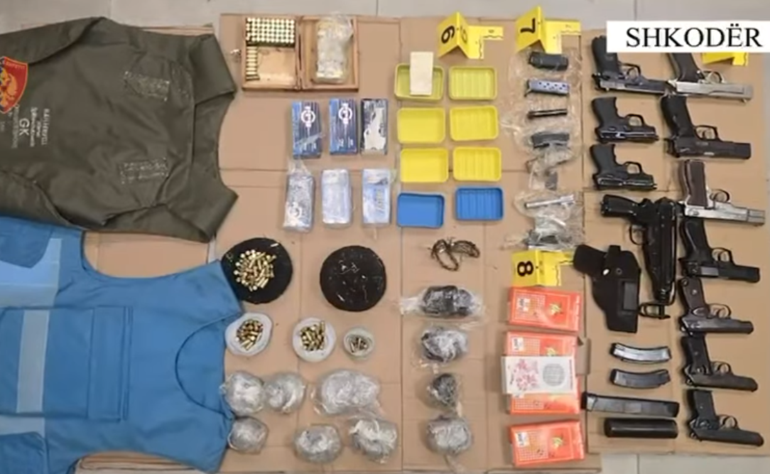 Zbulohet arsenal armësh në Shkodër, sekuestrohen pistoleta, antiplumba dhe silenciator