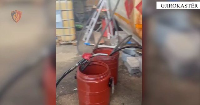 Zbulohet magazina me naftë kontrabandë në Tepelenë, arrestohet pronari dhe shoferi kamionit (VIDEO)
