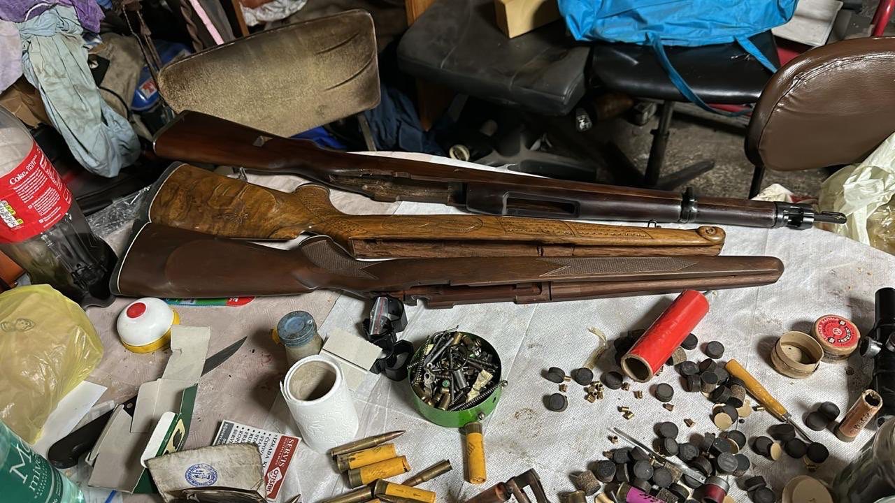 Zbulohet në veri të Kosovës një punishte armësh, një i arrestuar nga policia